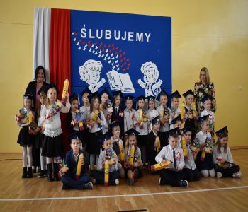Uroczystość pasowania klas pierwszych. zdjecie 35