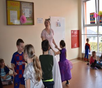 Bal karnawałowy klas młodszych. zdjecie 77