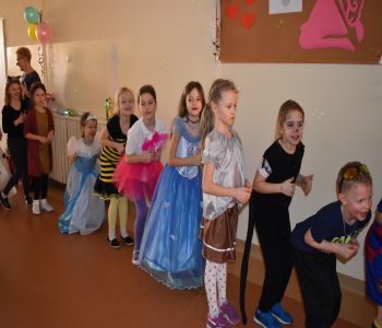 Bal karnawałowy klas młodszych. zdjecie 22