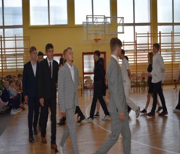 Uroczyste zakończenie roku szkolnego. Ósmoklasiści zatańczyli poloneza. zdjecie 14