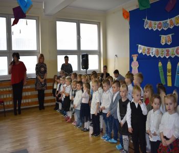 Uroczyste pasowanie na przedszkolaka. zdjecie 24