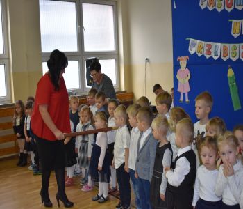 Uroczyste pasowanie na przedszkolaka. zdjecie 20