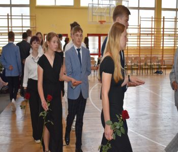 Uroczyste zakończenie roku szkolnego. Ósmoklasiści zatańczyli poloneza. zdjecie 8