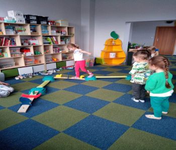 Warsztaty z gimnastyki korekcyjnej w przedszkolu. zdjecie 1