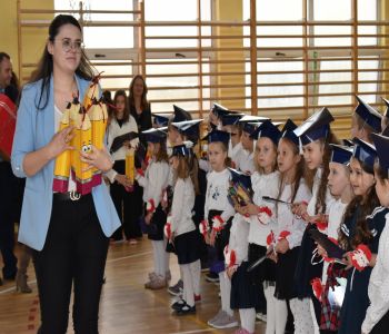 Uroczystość pasowania klas pierwszych. zdjecie 25