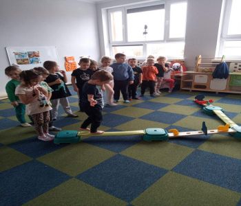Warsztaty z gimnastyki korekcyjnej w przedszkolu. zdjecie 4