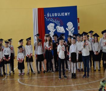Uroczystość pasowania klas pierwszych. zdjecie 49