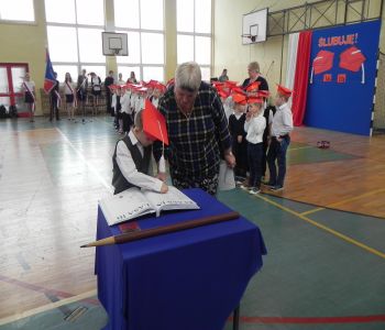 Ślubowanie pierwszoklasistów zdjecie 10