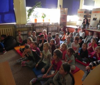 Autorka Kici Koci zagościła w szkolnej bibliotece. Spotkanie z Anitą Głowińską. zdjecie 0