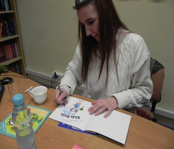 Autorka Kici Koci zagościła w szkolnej bibliotece. Spotkanie z Anitą Głowińską. zdjecie 47