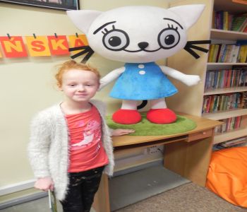 Autorka Kici Koci zagościła w szkolnej bibliotece. Spotkanie z Anitą Głowińską. zdjecie 33