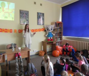 Autorka Kici Koci zagościła w szkolnej bibliotece. Spotkanie z Anitą Głowińską. zdjecie 14