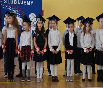 Uroczystość pasowania klas pierwszych. zdjecie 32