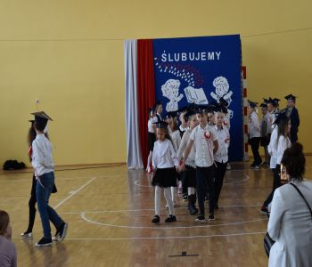 Uroczystość pasowania klas pierwszych. zdjecie 47