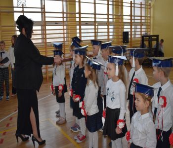 Uroczystość pasowania klas pierwszych. zdjecie 9