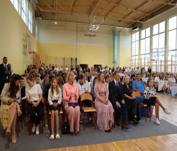 Klasy młodsze powitały wiosnę. 1