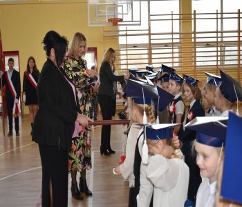Uroczystość pasowania klas pierwszych. zdjecie 21