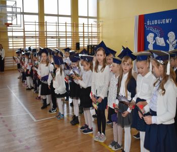 Uroczystość pasowania klas pierwszych. zdjecie 15
