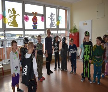 Bal karnawałowy klas młodszych. zdjecie 94