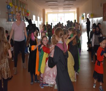 Bal karnawałowy klas młodszych. zdjecie 54