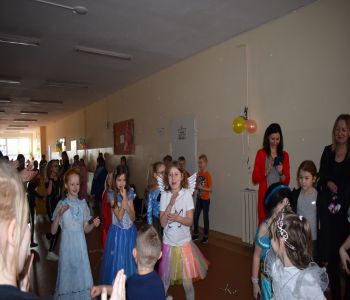 Bal karnawałowy klas młodszych. zdjecie 90