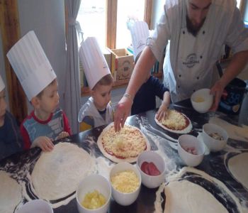 Wycieczka przedszkolaków z okazji Dnia Pizzy. zdjecie 4
