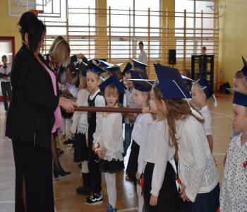 Uroczystość pasowania klas pierwszych. zdjecie 6