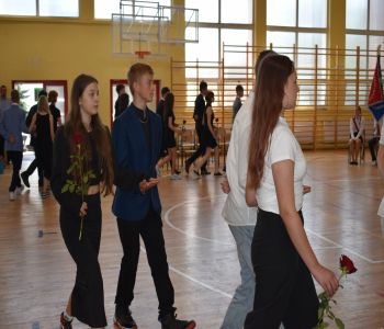 Uroczyste zakończenie roku szkolnego. Ósmoklasiści zatańczyli poloneza. zdjecie 4