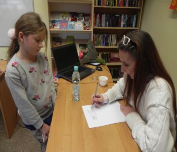 Autorka Kici Koci zagościła w szkolnej bibliotece. Spotkanie z Anitą Głowińską. zdjecie 45