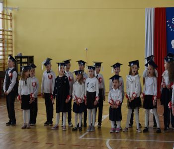 Uroczystość pasowania klas pierwszych. zdjecie 36