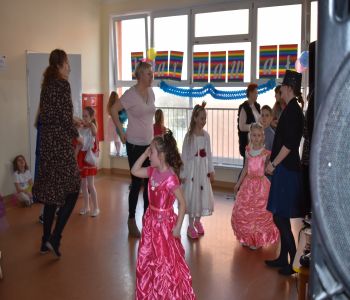 Bal karnawałowy klas młodszych. zdjecie 79