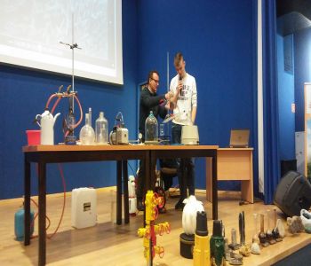 Pokazy chemiczno- fizyczne zdjecie 1