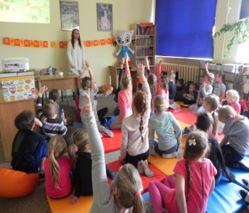 Autorka Kici Koci zagościła w szkolnej bibliotece. Spotkanie z Anitą Głowińską. zdjecie 15