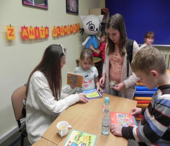 Autorka Kici Koci zagościła w szkolnej bibliotece. Spotkanie z Anitą Głowińską. zdjecie 39