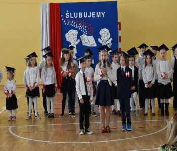 Uroczystość pasowania klas pierwszych. zdjecie 41