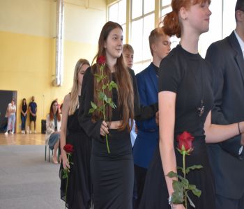 Uroczyste zakończenie roku szkolnego. Ósmoklasiści zatańczyli poloneza. zdjecie 5