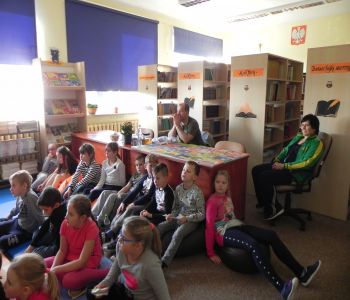 Autorka Kici Koci zagościła w szkolnej bibliotece. Spotkanie z Anitą Głowińską. zdjecie 4