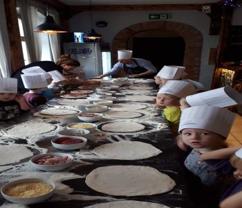 Wycieczka przedszkolaków z okazji Dnia Pizzy. zdjecie 11