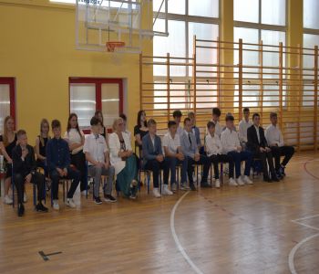 Uroczyste zakończenie roku szkolnego. Ósmoklasiści zatańczyli poloneza. zdjecie 11